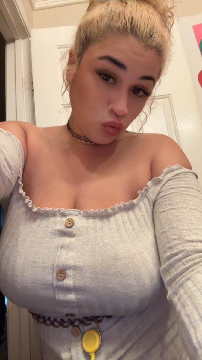 Daisydosit's tweet photo. Out for some drinks how do I look https://t.co/tInChKY6yj