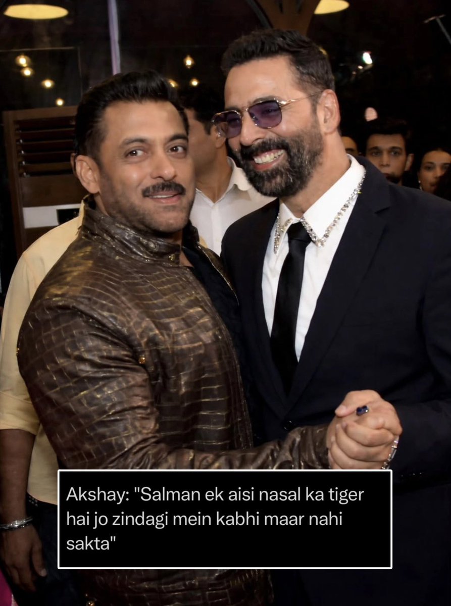 salmancore's tweet photo. The beautiful bond #SalmanKhan shares with all his 90s colleagues speaks volumes about the kind of person he is♥️
#AamirKhan #AkshayKumar #srk https://t.co/2v7PBpZBFP