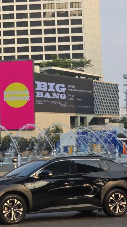 huggabubblebab's tweet photo. Siapa yang berangkat tadi liat di bundaran HI ada videotron logo bigbang? Gilsss @indosat  bener bener seniat ituuu😭😭😭 https://t.co/JOk2tPwbGS