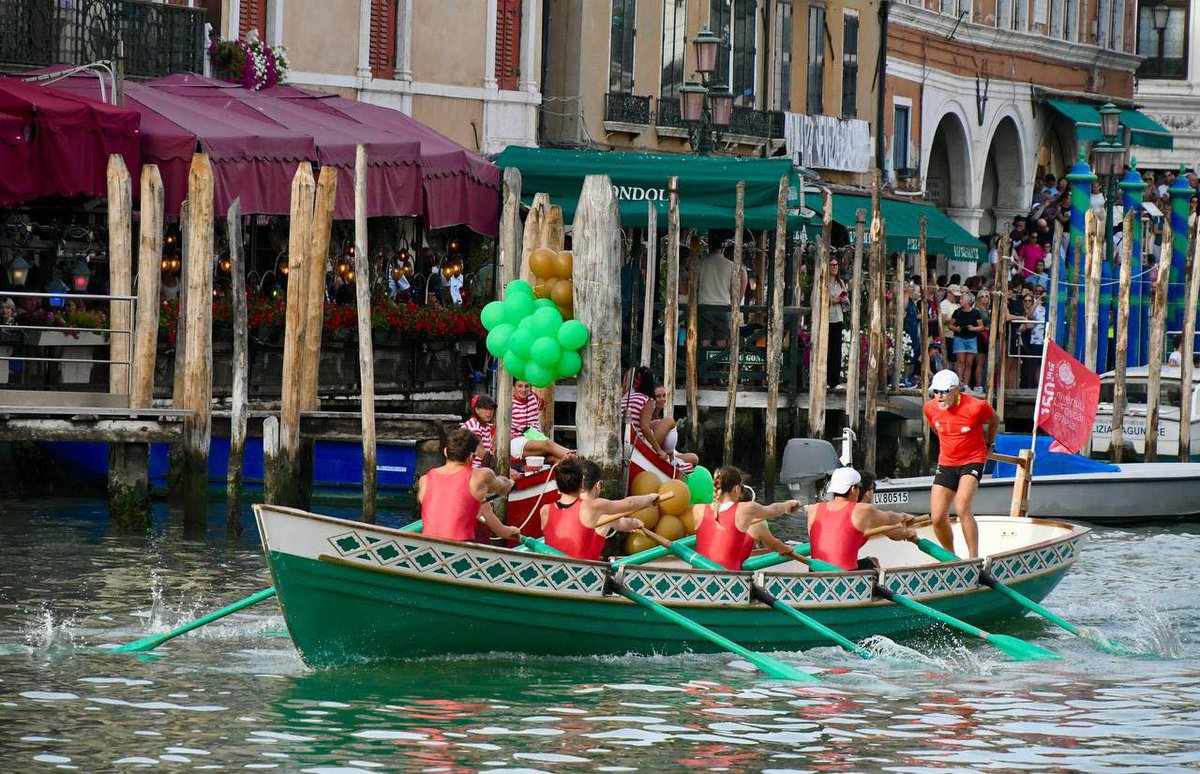 comunevenezia's tweet photo. 🛶Aspettando la Regata Storica 2026: la Sfida Remiera Internazionale delle Università! 

🔹Una competizione che si disputa dal 2004 a bordo di galeoni storici e che quest’anno, oltre agli equipaggi delle Università veneziane Ca’ Foscari e Iuav, vedrà gareggiare, in una sfida mista, l’Università di Vienna, Padova e Warwick.  

📌La gara si svolgerà lungo un percorso di circa 750 metri, con partenza dal ponte di Rialto e arrivo di fronte a Ca’ Foscari.