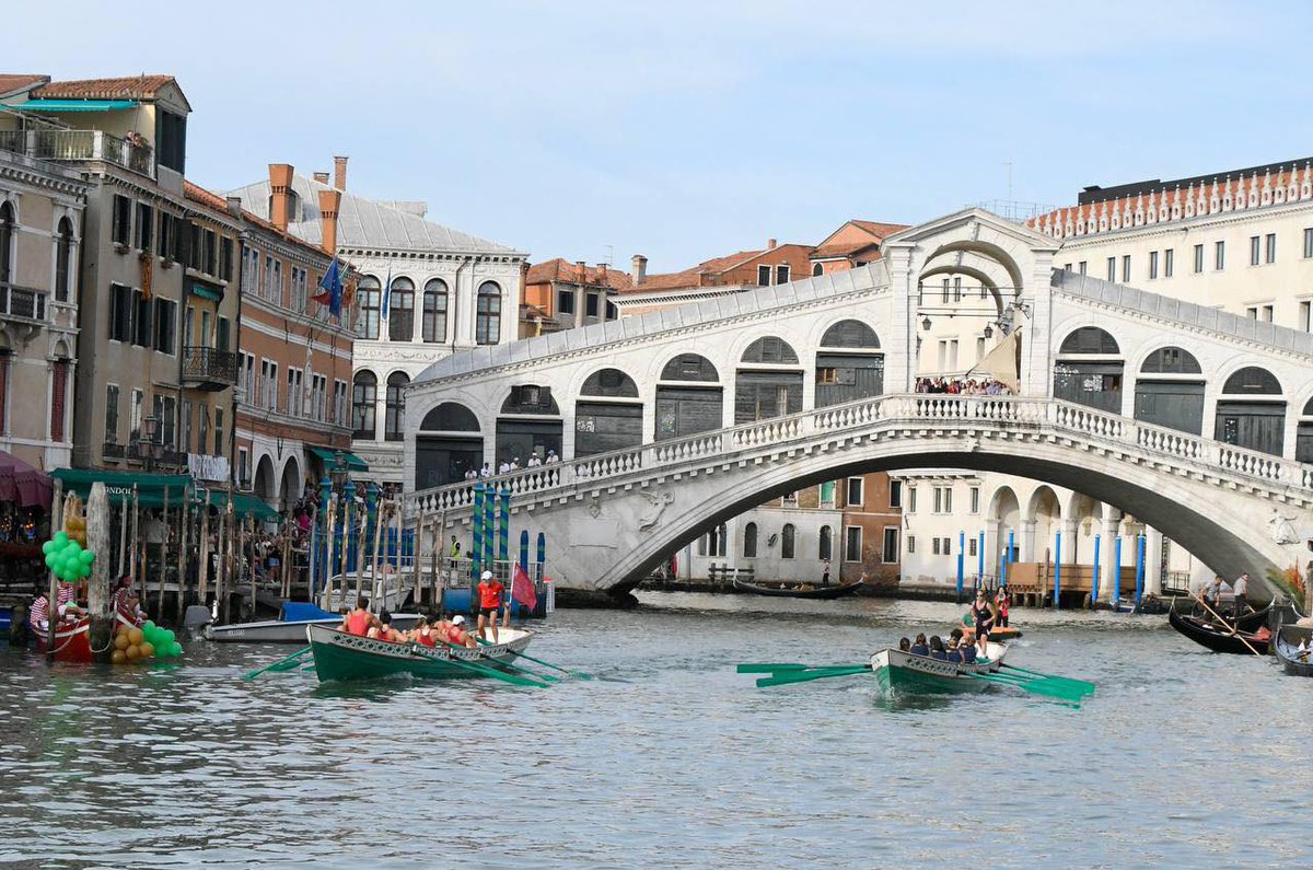 comunevenezia's tweet photo. 🛶Aspettando la Regata Storica 2026: la Sfida Remiera Internazionale delle Università! 

🔹Una competizione che si disputa dal 2004 a bordo di galeoni storici e che quest’anno, oltre agli equipaggi delle Università veneziane Ca’ Foscari e Iuav, vedrà gareggiare, in una sfida mista, l’Università di Vienna, Padova e Warwick.  

📌La gara si svolgerà lungo un percorso di circa 750 metri, con partenza dal ponte di Rialto e arrivo di fronte a Ca’ Foscari.