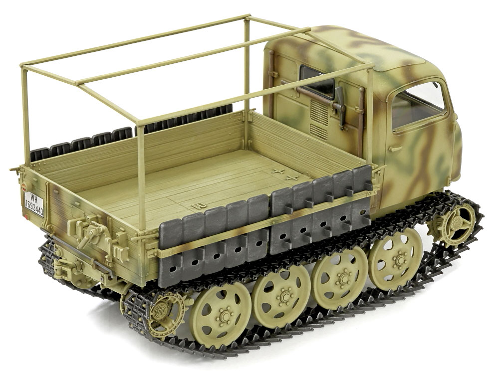 tamiya_plamodel's tweet photo. 【新製品】 #タミヤ 1/35MMシリーズ「ドイツRSO/01多用途牽引車」2026年10月10日ごろ発売。深い積雪や悪路に対応するため開発され物資輸送や火砲の牽引に活躍した車輌。幌を展開した状態と幌骨のみの状態の選択式。操縦手の人形1体や窓の塗分け用カット済みマスクシール付き。 https://t.co/EQ1h4Kujwa https://t.co/bRxcPOGslh