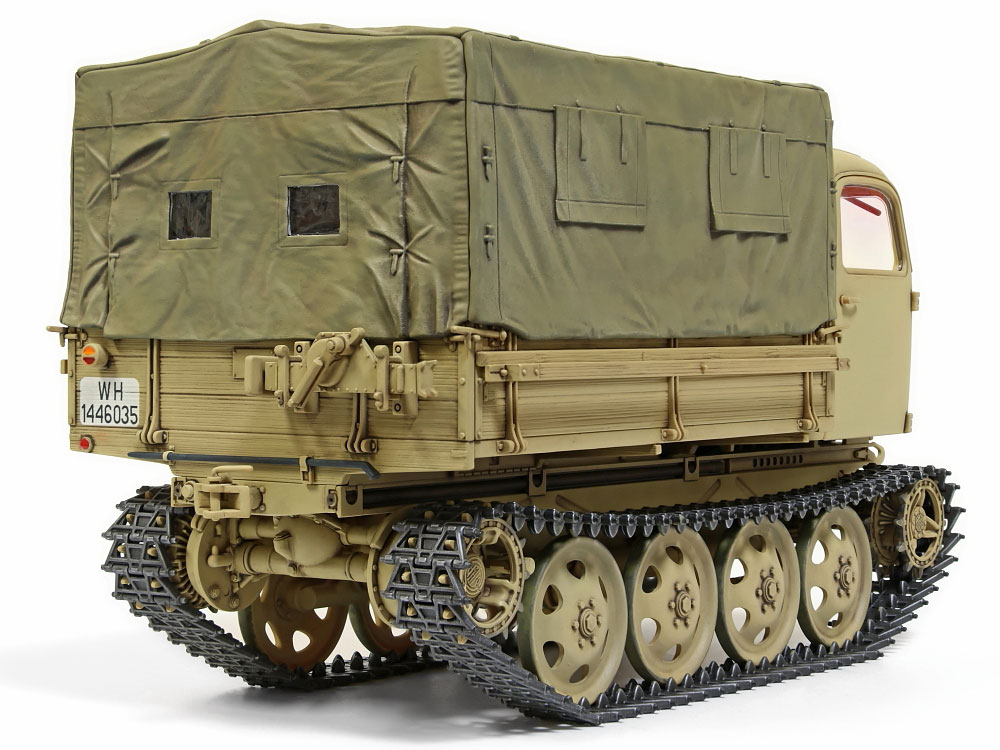 tamiya_plamodel's tweet photo. #タミヤ 「1/35ドイツRSO/01多用途牽引車」2026年10月10日ごろ発売。RSOは「RaupenSchlepper Ost：東部用装軌式牽引車」を意味します。荷台側面のラックには雪上走行用のスノートラックを搭載。幌の質感表現、キャビン下部のV8エンジンや燃料タンク、プロペラシャフトなどシャーシ内部も見どころです。 https://t.co/1zYqaKIpUK