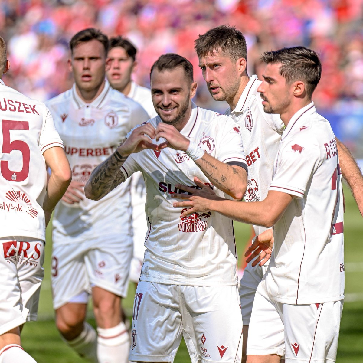 _Ekstraklasa_'s tweet photo. W tym tygodniu na zdjęciu w tle drużyna "na piątkę" 👋
📸 #NewCoverPic https://t.co/4zpoXA2alc
