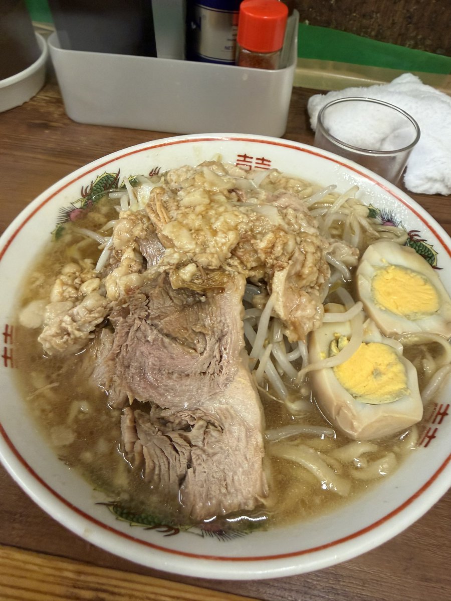 RK50989550's tweet photo. ラーメン二郎品川店
ｶﾀﾒﾒﾝｽｸﾅﾒｱﾌﾞﾗｶﾗﾒ煮卵

13:15接続待ち0名
13:23着丼
13:31退店時待ち0名

5年ぶりくらいのシナジ！
豚ばりでか🐷麺は変わらず細めでシコシコ！

ご馳走様でした！ https://t.co/pVsyVNcdIj