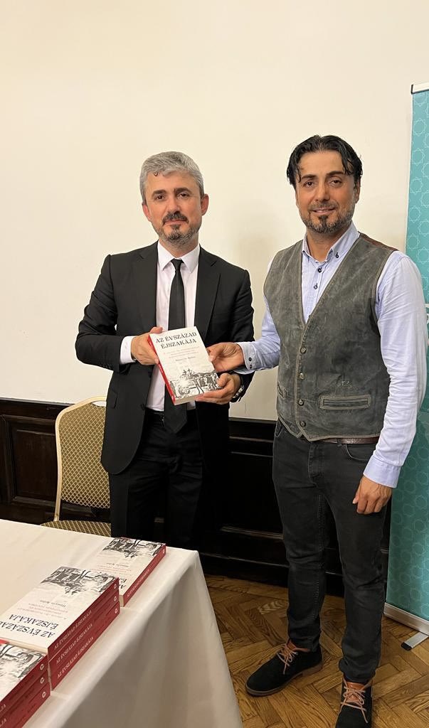 ibrahimuslu55's tweet photo. Asırlık Gece Kitabının Macarca Hikayesi! 

TRT ekranlarında bu hafta yayımlanacak son iki bölümü ile finali yapılacak olan Asırlık Gece dizisinin çekiminin ana kaynağı olan değerli esere dair bir anımı paylaşmak istiyorum. 

Kitap ilk çıktığında Doç. Dr. Hüseyin Aydın Beyefendinin “Asırlık Gece” kitabını okumuş ve bir Macaristan ziyaretimde de Budapeşte’de yaşayan orada FETÖ terör örgütü ile kadim bir mücadelesi bulunan değerli kardeşim Ahmet Barışçıl’a da hediye olarak götürmüştüm. Bingöllü ve İmam Hatip mezunu olan Ahmet, katsayı nedeniyle Macaristan’da okumaya mecbur kalmış ve hikayesi öyle başlamıştı. Ahmet o dönemde TRT Macaristan yerel çalışanı olarak görev yapıyordu. 

Ahmet kitabı kendisine hediye ettiğimden bir ay sonra beni aradı ve kitabı okuduğunu, harika bir eser olduğunu, bu kitabı memleketimiz için devletimiz için Macaristan’da bu hain örgütün gerçek yüzünü gösterebilmek için Macarca’ya çevirmek istediğini söyledi. Orada dağıtmak için de gerekli izinlerin alınması konusunda ricacı oldu.

Konuyu kitabın yazarı Hüseyin Hocaya aktardım. Hüseyin Hocamız çok memnun olacağını, her türlü desteği vermeye hazır olduğunu ifade etti. 

Kitap hummalı bir çalışma ile Ahmet ve arkadaşlarının desteğiyle kısa sürede Macarca’ya çevrildi. Ahmet çeviride kavramları doğru çevirebilmek için Ankara’ya Hüseyin Hoca ile toplantıya geldi. Defalarca telefon görüşmesi yapıldı. Çeviri tamamlandıktan sonra o zamanın RTÜK Başkanı Sayın Ebubekir Şahin de sürece destek vererek Macaristan’da programın lansman şeklinde yapılması için süreci yönetti. Budapeşte’de Büyükelçiliğimiz himayesinde Macaristan yöneticilerinin ve halkının da davetli olduğu geniş katılımlı bir etkinlik planlandı. 

Bu arada Ahmet, bu etkinliği duyurmaya başladıktan sonra bana o gün evinin paspasına bırakılan kurşun fotoğrafını gönderdi. O gün söylediği sözü bugün gibi hatırlıyorum: 1 dolarlık kahramanlar (!) bizi korkutacaklarını sanıyorlar. Güldük geçtik. 

Bin kitap Hüseyin Hocanın konferansı sonrası dağıtıldı. Çok etkileyici bir program oldu, Ahmet’in açıklayıcı simultane çevirisi ile programa katılan Macarlara FETÖ ve o gece yaptıkları ayrıntılı bir şekilde açıklandı. Hüseyin hocanın ücret teklifine rağmen Ahmet konuyu milli bir mesele olarak gördüğü için tek kuruş talep etmedi. 

Tarihler Aralık 2023 tarihini gösterirken Ahmet beni aradı. Kardeşim dedi, haftaya Reis-i Cumhurumuz buraya geliyor çevirmenliğini de ben yapacağım elimde bir tane kitap kaldı. Ne dersin takdim etsem Cumhurbaşkanımız da Macaristan Başbakanı Sayın Orban’a takdim etse nasıl olur diye sordu. Dedim harika olur sakın kaçırma bu fırsatı. 

Aynen planladığı gibi oldu Ahmet kitabı takdim ederken Cumhurbaşkanımız kitabı görüp bu bizim Hüseyin’in kitabı değil mi diyor, Ahmet de evet efendim Macarca’ya çevirdik Sayın Orban’a takdim etseniz çok faydalı olur buradaki FETÖ sürecine dair diyor. Sayın Cumhurbaşkanımız kitabı Sayın Orban’a takdim ediyor Ahmet’e de diyor “Söyle Sayın Orban bu kitabı çok iyi okusun çok önemli bir kitap de” diyor. 

Hatta bu arada  Cumhurbaşkanı Sayın Katalin Novak da bana yok mu diyor ama eldeki son kitap olduğu için o an ona verilemiyor. Daha sonra Ahmet bir şekliyle kitabı temin edip iletiyor. 

Ahmet Barışçıl Macaristan’da ülkemizi temsil eden, Türkiyemize verdiği değer ve lehimize verdiği mücadeleler nedeniyle de yurt dışında başı sürekli derde giren ama konu Türkiye ve menfaatleri ise başka bir şey düşünmeyen bir cengaver. 

Bu kitaptan esinlenerek o gece yaşanan hainliğin diziye çevrilmesi çok isabetli bir karar oldu. Ben de bu vesile ile kitabın Macarca hikayesini tarihe not düşmek istedim. 

Bu vesile ile bu değerli kitabın yazarı hukuk insanı  Sayın Doç. Dr. Hüseyin Aydın’a , süreçte kıymetli destekleri olan dönemin RTÜK Başkanı şimdi Türk Telekom Genel Müdürü olan Sayın Ebubekir Şahin’e, Macaristan neferi kadim dostum Ahmet Barışçıl’a teşekkür ederim. @hsynaydn @ebekirsahin @ahmetbariscil