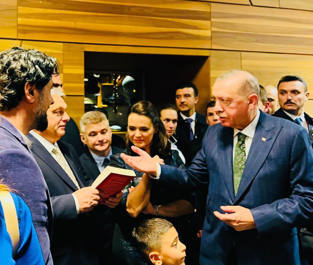 ibrahimuslu55's tweet photo. Asırlık Gece Kitabının Macarca Hikayesi! 

TRT ekranlarında bu hafta yayımlanacak son iki bölümü ile finali yapılacak olan Asırlık Gece dizisinin çekiminin ana kaynağı olan değerli esere dair bir anımı paylaşmak istiyorum. 

Kitap ilk çıktığında Doç. Dr. Hüseyin Aydın Beyefendinin “Asırlık Gece” kitabını okumuş ve bir Macaristan ziyaretimde de Budapeşte’de yaşayan orada FETÖ terör örgütü ile kadim bir mücadelesi bulunan değerli kardeşim Ahmet Barışçıl’a da hediye olarak götürmüştüm. Bingöllü ve İmam Hatip mezunu olan Ahmet, katsayı nedeniyle Macaristan’da okumaya mecbur kalmış ve hikayesi öyle başlamıştı. Ahmet o dönemde TRT Macaristan yerel çalışanı olarak görev yapıyordu. 

Ahmet kitabı kendisine hediye ettiğimden bir ay sonra beni aradı ve kitabı okuduğunu, harika bir eser olduğunu, bu kitabı memleketimiz için devletimiz için Macaristan’da bu hain örgütün gerçek yüzünü gösterebilmek için Macarca’ya çevirmek istediğini söyledi. Orada dağıtmak için de gerekli izinlerin alınması konusunda ricacı oldu.

Konuyu kitabın yazarı Hüseyin Hocaya aktardım. Hüseyin Hocamız çok memnun olacağını, her türlü desteği vermeye hazır olduğunu ifade etti. 

Kitap hummalı bir çalışma ile Ahmet ve arkadaşlarının desteğiyle kısa sürede Macarca’ya çevrildi. Ahmet çeviride kavramları doğru çevirebilmek için Ankara’ya Hüseyin Hoca ile toplantıya geldi. Defalarca telefon görüşmesi yapıldı. Çeviri tamamlandıktan sonra o zamanın RTÜK Başkanı Sayın Ebubekir Şahin de sürece destek vererek Macaristan’da programın lansman şeklinde yapılması için süreci yönetti. Budapeşte’de Büyükelçiliğimiz himayesinde Macaristan yöneticilerinin ve halkının da davetli olduğu geniş katılımlı bir etkinlik planlandı. 

Bu arada Ahmet, bu etkinliği duyurmaya başladıktan sonra bana o gün evinin paspasına bırakılan kurşun fotoğrafını gönderdi. O gün söylediği sözü bugün gibi hatırlıyorum: 1 dolarlık kahramanlar (!) bizi korkutacaklarını sanıyorlar. Güldük geçtik. 

Bin kitap Hüseyin Hocanın konferansı sonrası dağıtıldı. Çok etkileyici bir program oldu, Ahmet’in açıklayıcı simultane çevirisi ile programa katılan Macarlara FETÖ ve o gece yaptıkları ayrıntılı bir şekilde açıklandı. Hüseyin hocanın ücret teklifine rağmen Ahmet konuyu milli bir mesele olarak gördüğü için tek kuruş talep etmedi. 

Tarihler Aralık 2023 tarihini gösterirken Ahmet beni aradı. Kardeşim dedi, haftaya Reis-i Cumhurumuz buraya geliyor çevirmenliğini de ben yapacağım elimde bir tane kitap kaldı. Ne dersin takdim etsem Cumhurbaşkanımız da Macaristan Başbakanı Sayın Orban’a takdim etse nasıl olur diye sordu. Dedim harika olur sakın kaçırma bu fırsatı. 

Aynen planladığı gibi oldu Ahmet kitabı takdim ederken Cumhurbaşkanımız kitabı görüp bu bizim Hüseyin’in kitabı değil mi diyor, Ahmet de evet efendim Macarca’ya çevirdik Sayın Orban’a takdim etseniz çok faydalı olur buradaki FETÖ sürecine dair diyor. Sayın Cumhurbaşkanımız kitabı Sayın Orban’a takdim ediyor Ahmet’e de diyor “Söyle Sayın Orban bu kitabı çok iyi okusun çok önemli bir kitap de” diyor. 

Hatta bu arada  Cumhurbaşkanı Sayın Katalin Novak da bana yok mu diyor ama eldeki son kitap olduğu için o an ona verilemiyor. Daha sonra Ahmet bir şekliyle kitabı temin edip iletiyor. 

Ahmet Barışçıl Macaristan’da ülkemizi temsil eden, Türkiyemize verdiği değer ve lehimize verdiği mücadeleler nedeniyle de yurt dışında başı sürekli derde giren ama konu Türkiye ve menfaatleri ise başka bir şey düşünmeyen bir cengaver. 

Bu kitaptan esinlenerek o gece yaşanan hainliğin diziye çevrilmesi çok isabetli bir karar oldu. Ben de bu vesile ile kitabın Macarca hikayesini tarihe not düşmek istedim. 

Bu vesile ile bu değerli kitabın yazarı hukuk insanı  Sayın Doç. Dr. Hüseyin Aydın’a , süreçte kıymetli destekleri olan dönemin RTÜK Başkanı şimdi Türk Telekom Genel Müdürü olan Sayın Ebubekir Şahin’e, Macaristan neferi kadim dostum Ahmet Barışçıl’a teşekkür ederim. @hsynaydn @ebekirsahin @ahmetbariscil
