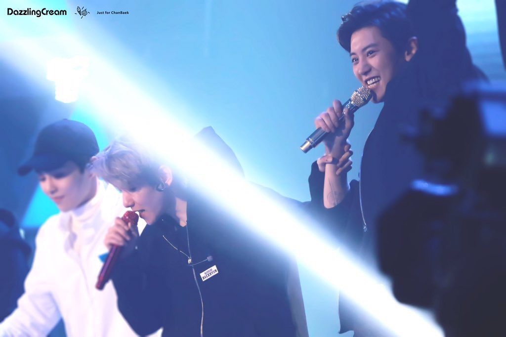i506diary's tweet photo. ไม่รู้จะเขินตรงไหนก่อนดี แบคฮยอนจับข้อมือพี่ชานยอล รอยสักพชย หรือขนาดมือของชานแบค 🫠🫠🫠 https://t.co/bhhwMyu8NM
