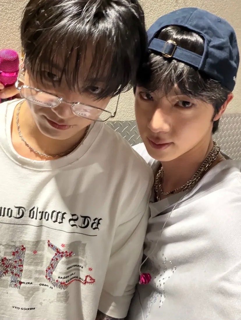 jeonIves's tweet photo. JINKOOK https://t.co/Ujn3Z7kMNd