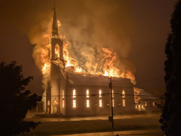 AbogadosCrist's tweet photo. 😡¡Nuevo ataque contra un templo cristiano!
🔥Han quemado la histórica iglesia de Saint-Simon en Nuevo Brunswick, Canadá.

Estos ataques tienen un nombre: cristianofobia.