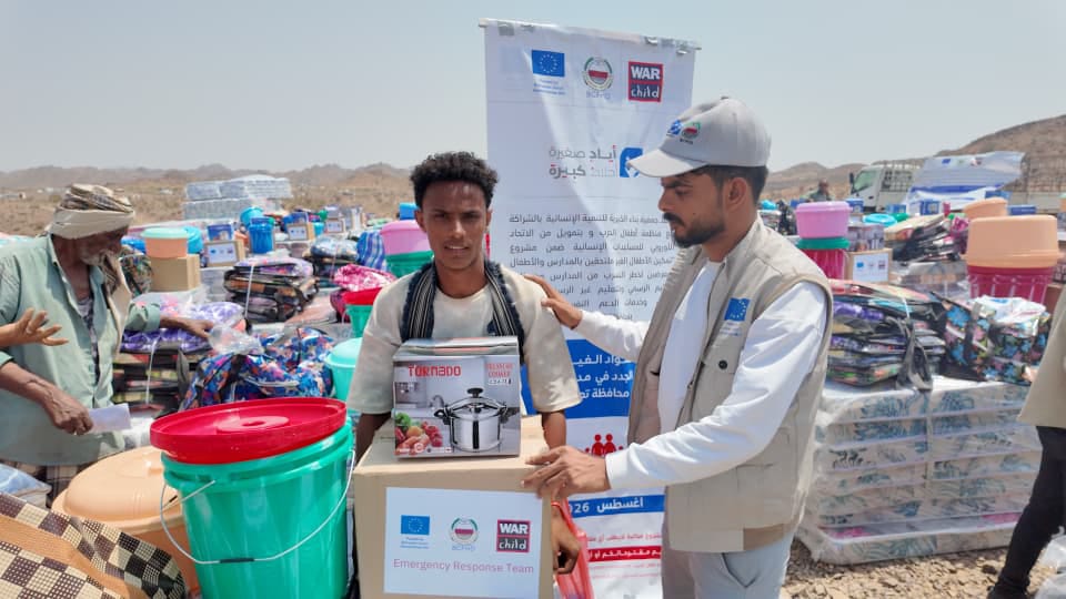 bcfhdorg's tweet photo. BCFHD has implemented an emergency (NFIs + Dignity Kits) assistance distribution activity for 191 families affected by displacement in Mawza' District. implemented in partnership with War Child, funded by the EU for Humanitarian Aid, and coordinated with the IDP Executive Unit. https://t.co/T3aVGJLcHN