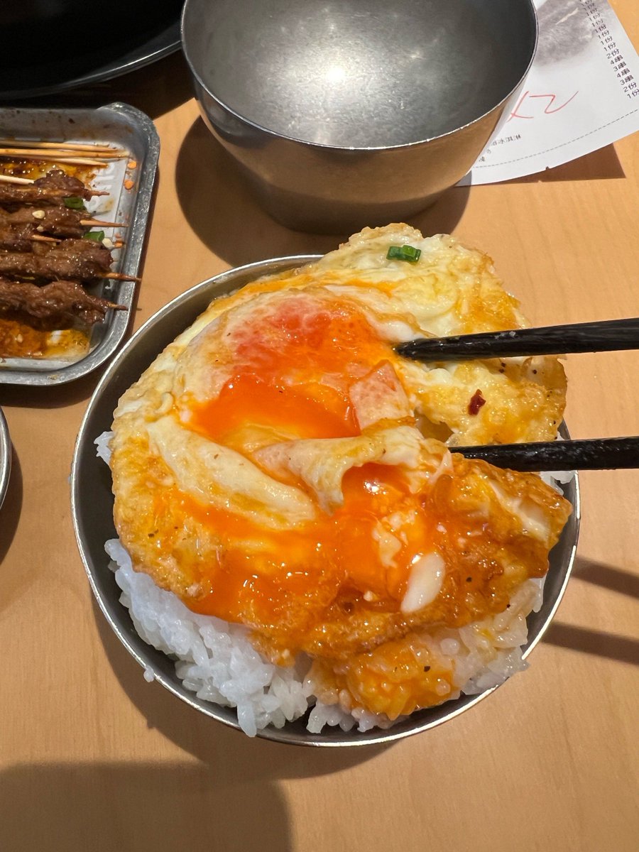 drmtrgy633's tweet photo. 刚出锅的糖心煎蛋裹着热乎酱油饭，挖一勺连咸带甜暖到心口～， https://t.co/YG5uXrF8r5
