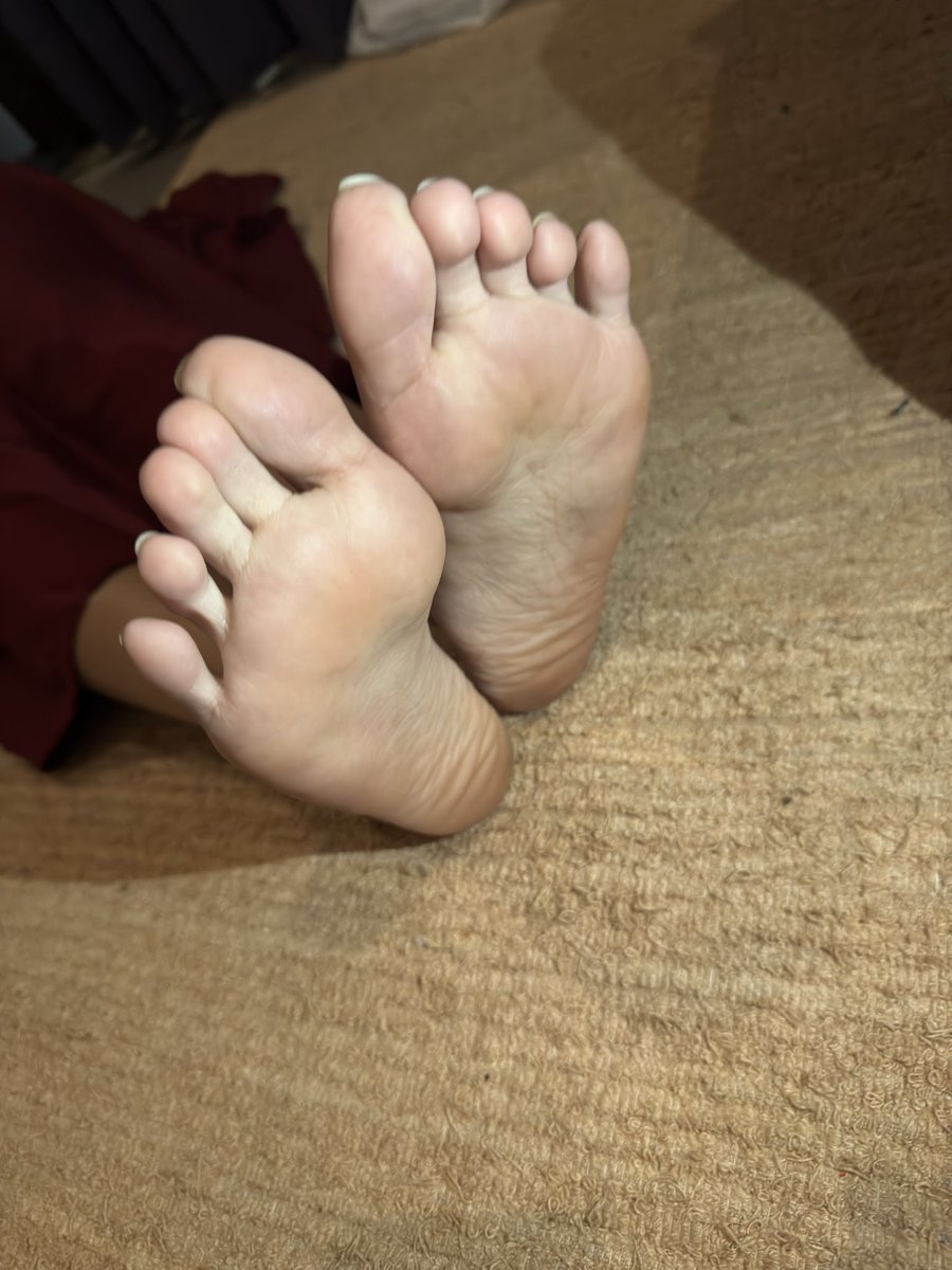 SoftSecret98's tweet photo. Who’s into soles👀
#feet #feetpics #soles #footfetish #feetlovers #prettyfeet https://t.co/1gX9x8EL7h