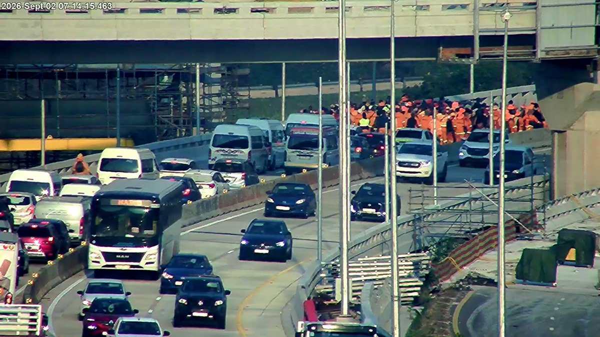 lnnocent191535's tweet photo. #Protest action on N3 Northbound between EB Cloete I/C and St James Ave I/C (Pavilion). 

All lanes obstructed, expect heavy delays. Avoid area if possible.

#N3 #Durban #ProtestAction
 #ArriveAlive
 #TruckersSaNational https://t.co/R6B2ydLqjh