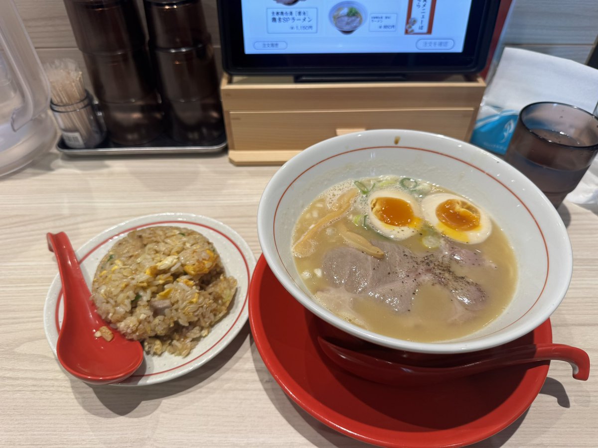 SHIN1028553's tweet photo. 会社の近所に先月オープンしたところで
まだ行ってなかったから食べに来た

感想は‥

うまーい😋🍜
こってり好きな俺にはビンゴ🎉
天一、ずんどう屋に似てるような🤔
今後もリピートありやね😁
#京都鶏白湯ラーメン鶏吉 https://t.co/OitykPu7YA