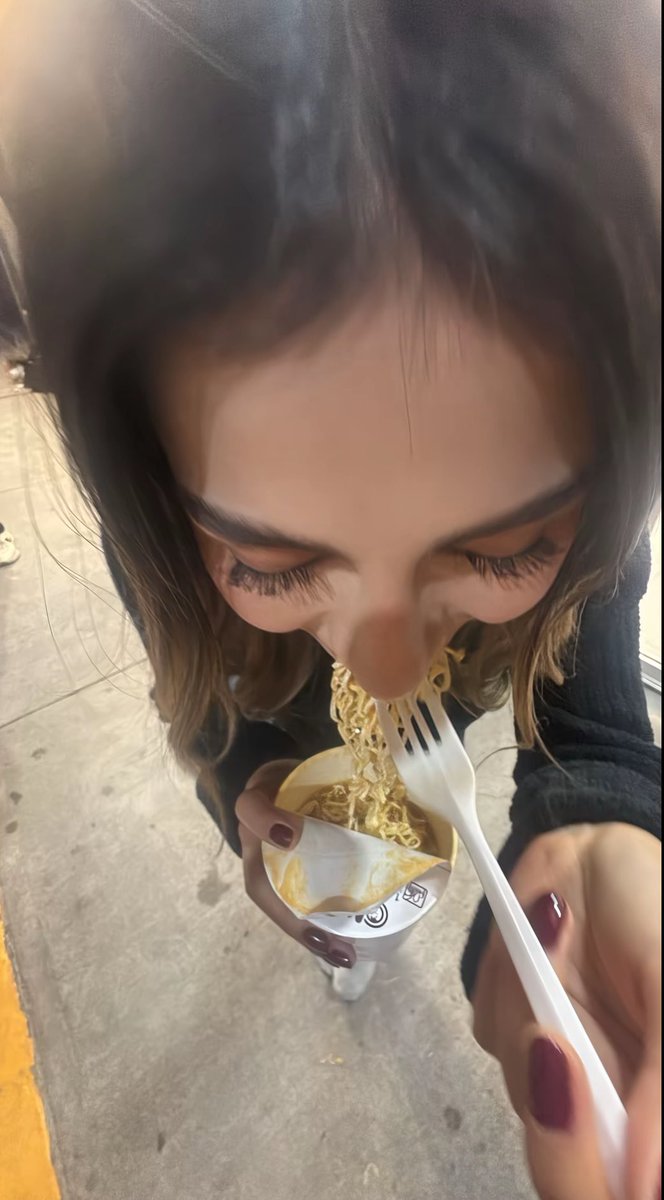 Porclave_M7's tweet photo. Solo me vino a despertar para que fuéramos por una Maruchan JAJAJAJAJA 🤣 https://t.co/fxqgL0dQ7y