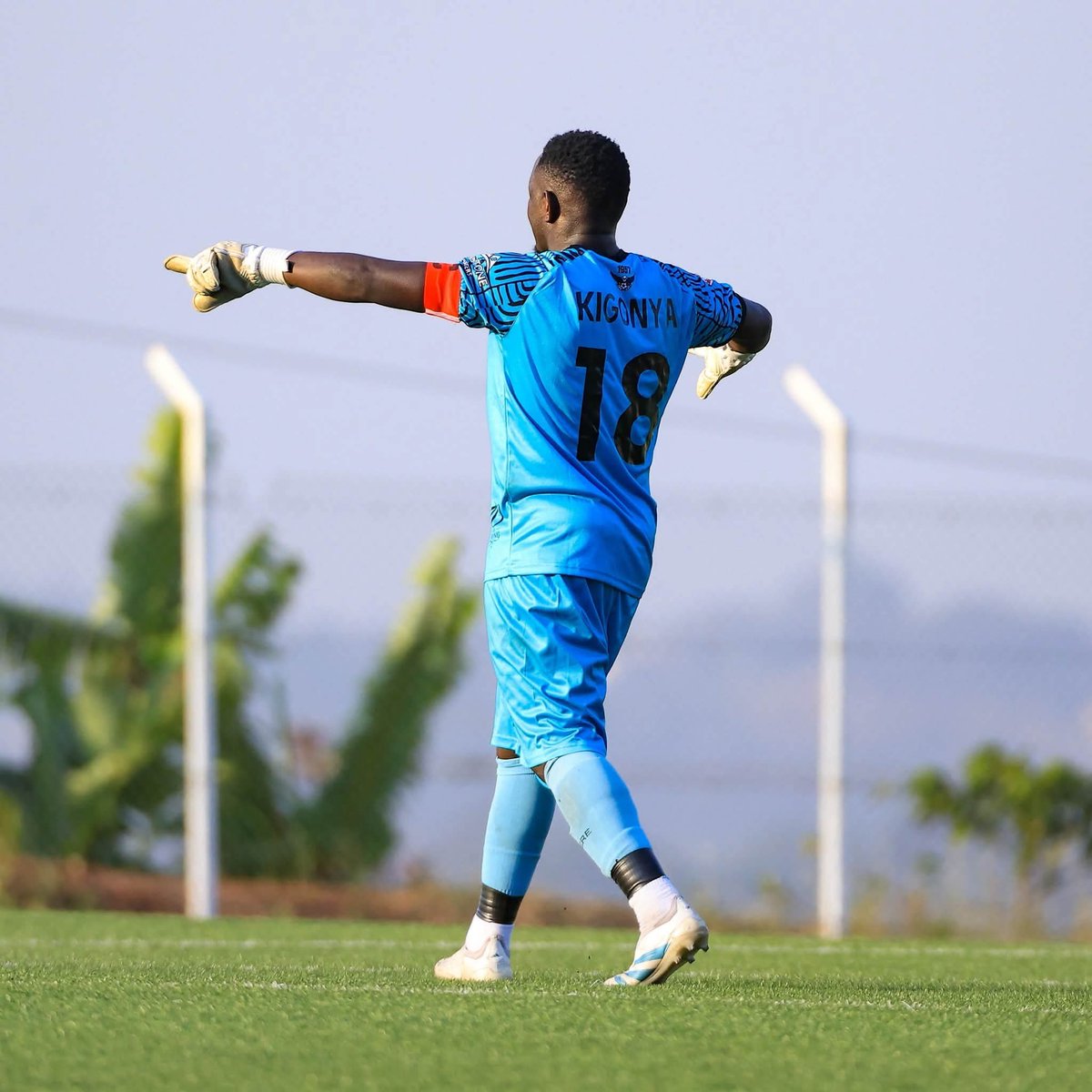 Mathias1594976's tweet photo. Good morning, my good people! ❤️

It’s a BIG day tomorrow. 🔥⚽
See you all at Hamz Stadium at exactly 7:00 PM. ⏰🔥 Let’s make it a day to remember! 🙌🏾

#ExpressFC #Followers #BigDay #SeeYouThere
#Mk1🇺🇬. https://t.co/jlvZ8Xpu48