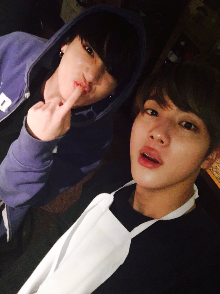 sinbyss's tweet photo. NANGIS SETENGAH UMURNYA JUNGKOOK HIDUP SAMA SEOKJIN😭😭😭 https://t.co/49mj2sgCIX