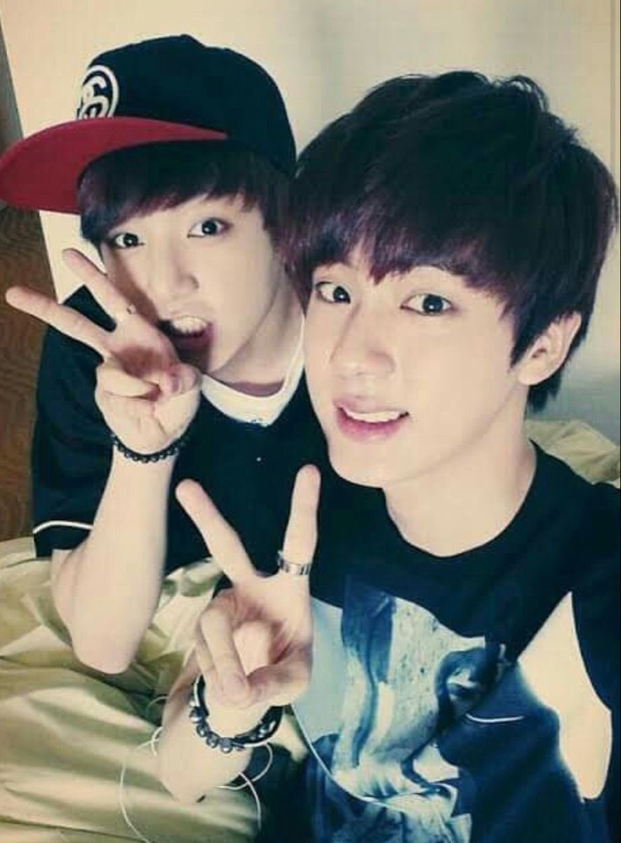 sinbyss's tweet photo. NANGIS SETENGAH UMURNYA JUNGKOOK HIDUP SAMA SEOKJIN😭😭😭 https://t.co/49mj2sgCIX