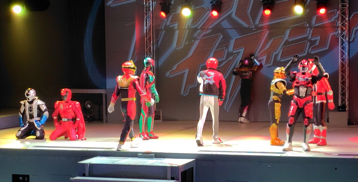 trionigirin's tweet photo. Gロッソの壁を感じるギャバンライヤと壁を確かめに行くブンレッド。
一緒に正座してるギャバンブシドーとクワガタオージャー。 https://t.co/Y4EvlX0ZHs