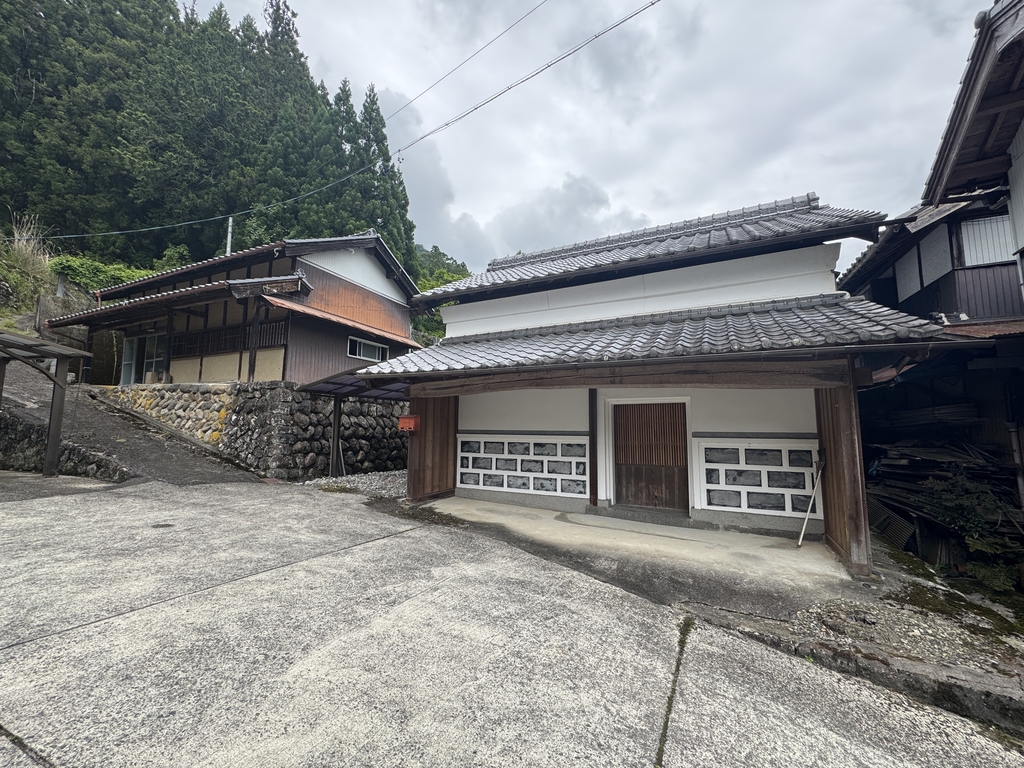 akiyasumai's tweet photo. （価格変更）空き家バンク【売買】500万円→400万円 三重県津市美杉町太郎生　広い敷地・補修不要　田・蔵・倉庫・カーポート２台・駐車場６台付き９ＬＤＫ２階建古民家　水洗トイレ https://t.co/zn3OfhNm26 https://t.co/RTj9LLsMpt