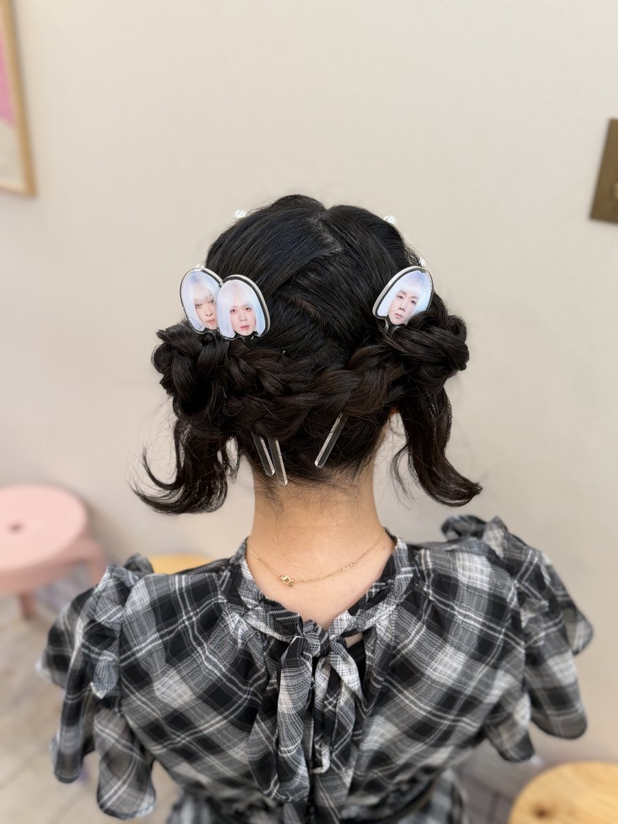 SetmakeRicco's tweet photo. 🎀推し活ヘアセット🎀

ライブやイベントの日は
いつもより可愛くして参戦しよ🫶🏻

編みおろし×リボンアレンジ🎀
推しの写真パーツやグッズを使ったアレンジも◎

📍梅田・茶屋町
ヘアセット ¥〇〇〜

ご予約はLINEorホットペッパーから💌 https://t.co/rAmniQAdBV