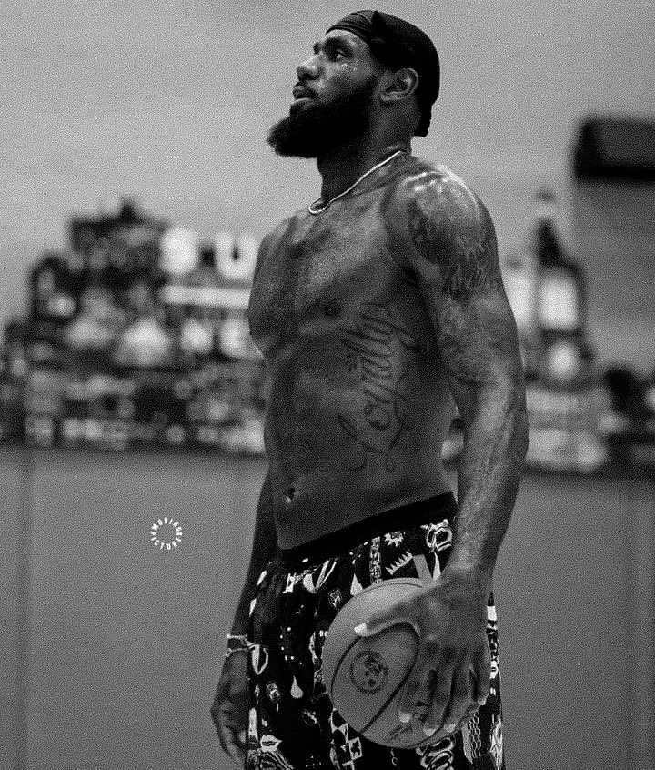 23royalz's tweet photo. protect the throne 🫟 https://t.co/5PqPdnYi10