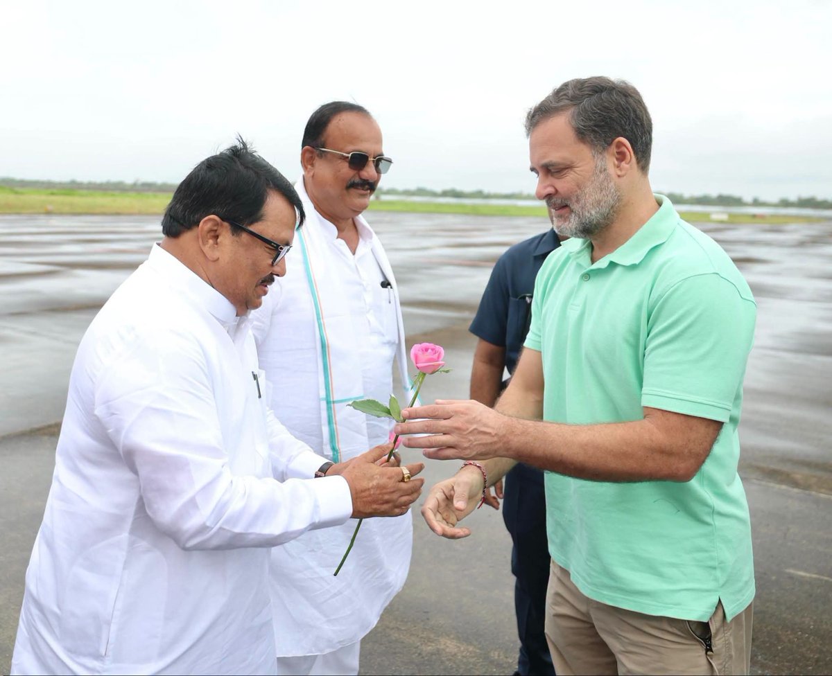 TalimAnsariINC's tweet photo. नेता विपक्ष श्री @RahulGandhi  का नासिक एयरपोर्ट पर कांग्रेस के वरिष्ठ नेताओं ने आत्मीय स्वागत किया।

📍  महाराष्ट्र https://t.co/rt4CKw2vWy