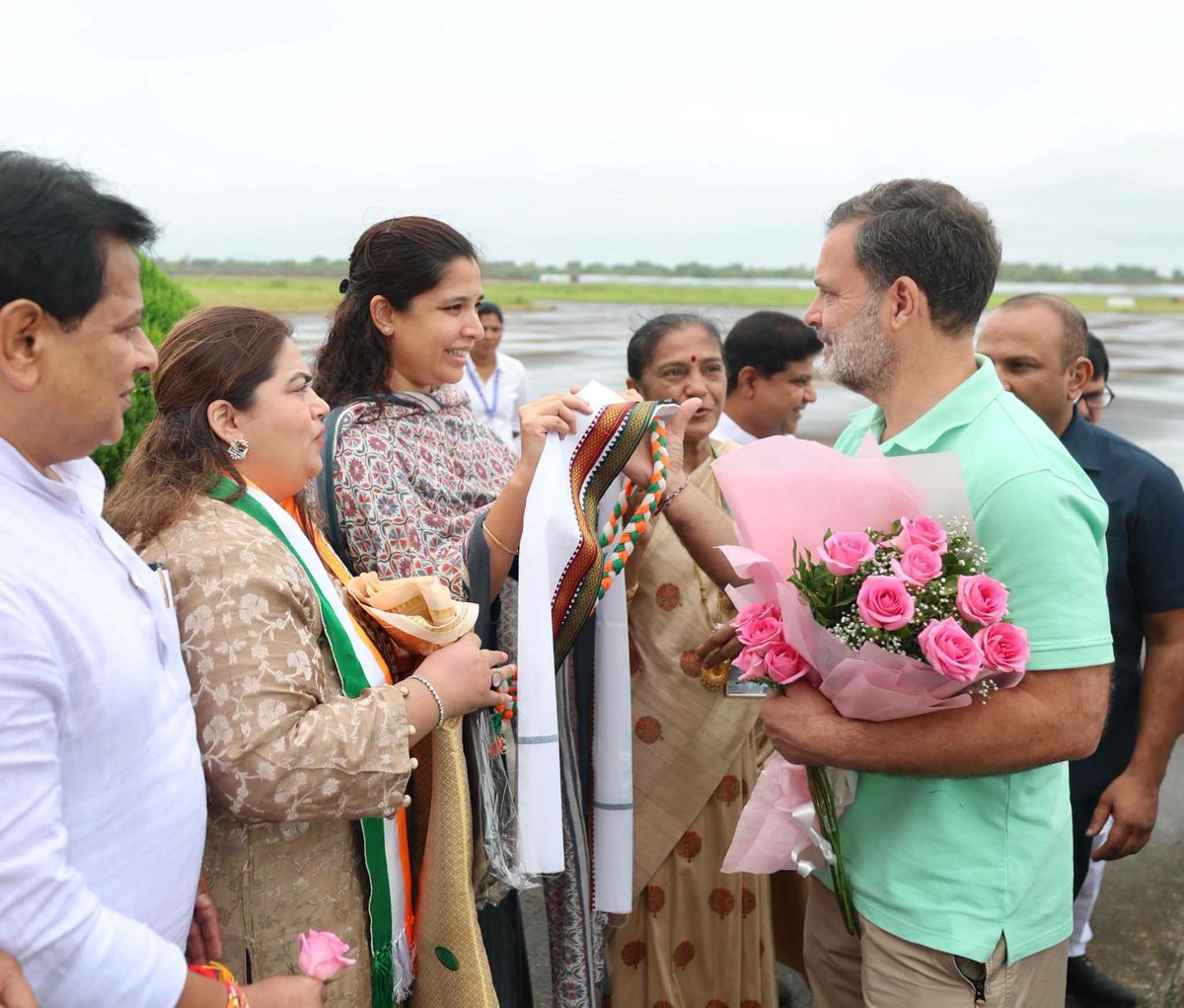 TalimAnsariINC's tweet photo. नेता विपक्ष श्री @RahulGandhi  का नासिक एयरपोर्ट पर कांग्रेस के वरिष्ठ नेताओं ने आत्मीय स्वागत किया।

📍  महाराष्ट्र https://t.co/rt4CKw2vWy