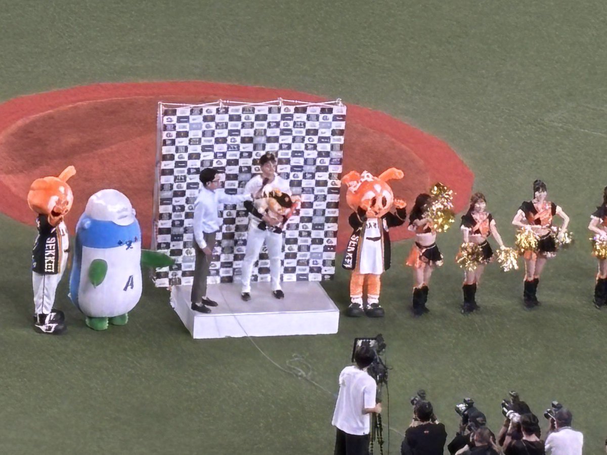 saetateki's tweet photo. 巨人の試合観戦へ⚾️🧡
ばっちり衣装で行ってきました😉
楽しかった〜😃
代打で坂本勇人選手が登場すると
会場は大騒ぎに！！
そして最後は
石塚選手のサヨナラ打！！
劇的な勝利に大興奮でした🙌🧡
最高の試合をありがとう🙏

#巨人試合観戦　#サヨナラ勝利
#ばっちり衣装　#最高の試合
#感動の瞬間 https://t.co/kJaP2nnWGC
