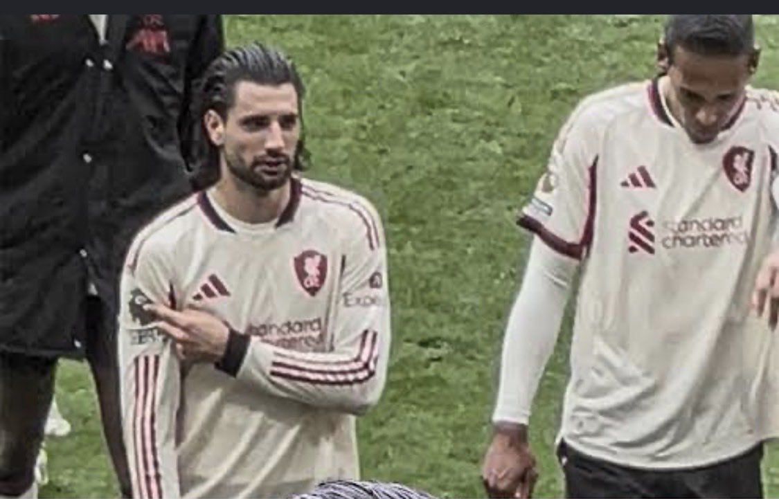 etinosasere_AFC's tweet photo. "I have never seen City or Liverpool players point to their badge"
Saka is so cringe for pointing to his badge https://t.co/uUJKyGK5ij