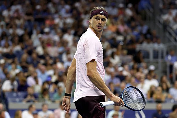 TheTennisLetter's tweet photo. Zverev d. Lorenzo Sonego 6-4 3-6 6-7(7) 7-5 6-4

2 POINTS AWAY FROM LOSING

The last time a No. 1 seed lost in the first round of US Open was 1990.

Sascha can breathe a sigh of relief.

He's now 7-0 against Lorenzo.

✅47th win of 2026 (most on tour)

Over 4 hours and 40 minutes... nearly a 2 am finish.

He lives to fight another day.

🇩🇪