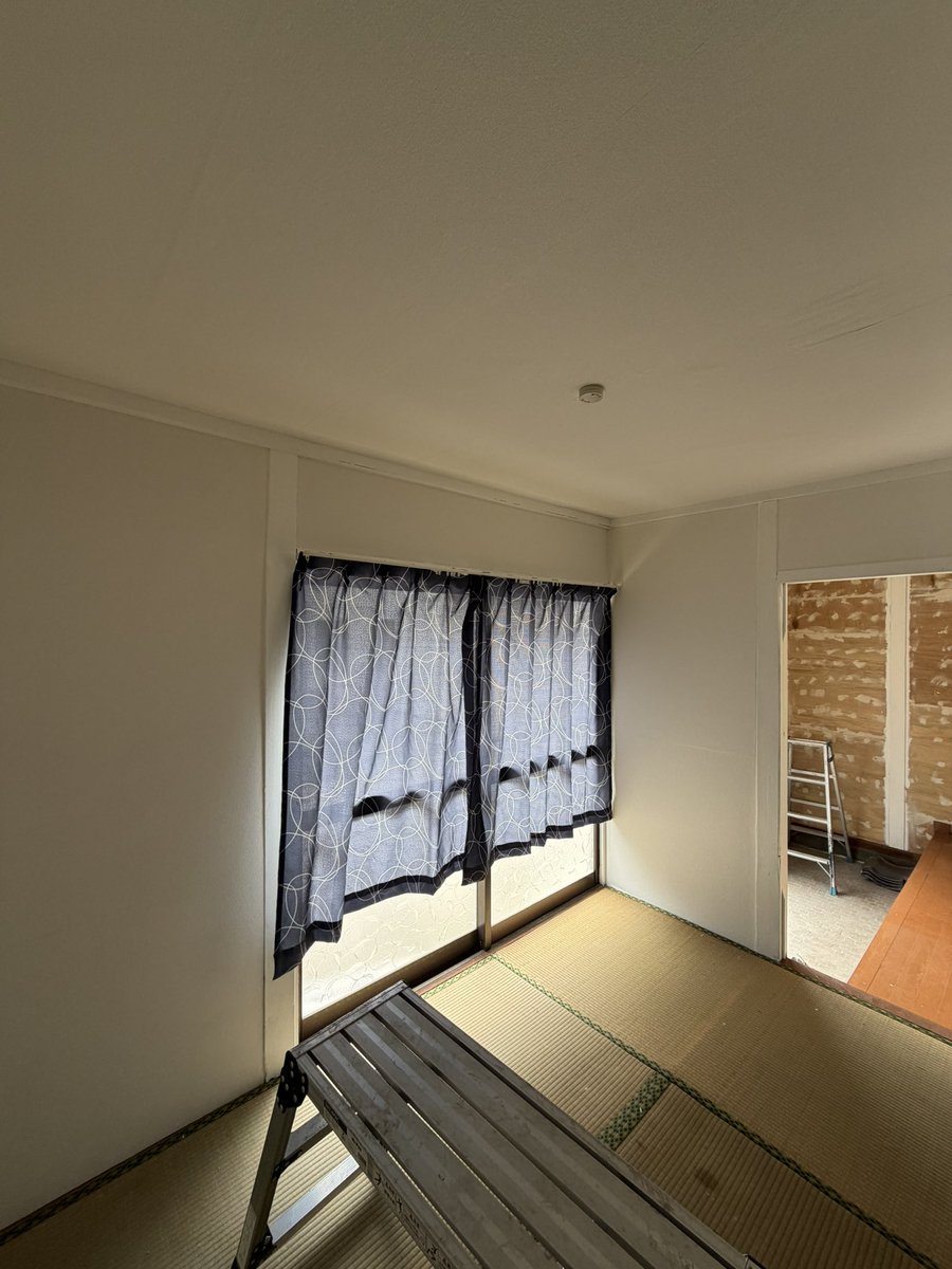Muscle04412215's tweet photo. 2部屋の天井壁紙おわり！ヘタなので長く貼るのを諦めて半分の長さで貼って合わせ切り作戦。ジョイントコークで誤魔化せば見れるレベルにはなったw https://t.co/Vt8wuU9HQ4