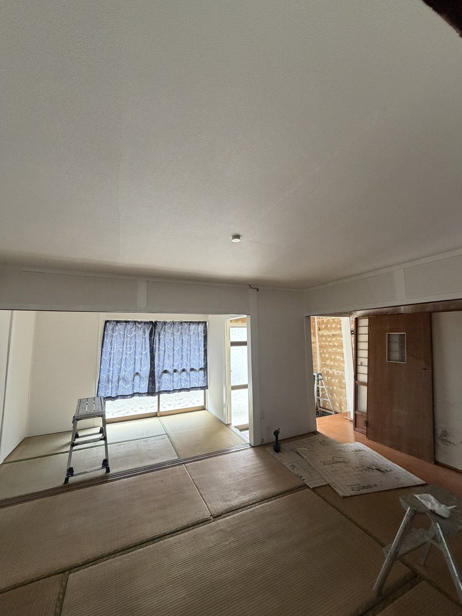 Muscle04412215's tweet photo. 2部屋の天井壁紙おわり！ヘタなので長く貼るのを諦めて半分の長さで貼って合わせ切り作戦。ジョイントコークで誤魔化せば見れるレベルにはなったw https://t.co/Vt8wuU9HQ4