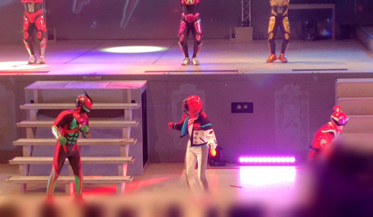 trionigirin's tweet photo. ブンレッドが違うパート踊ってたときもあった。自分もダンス違うのにブンレッドを全力で止めに行くドンモモタロウ。
そして相変わらず困惑してるゼッツくん。 https://t.co/kuFgrM0oBw