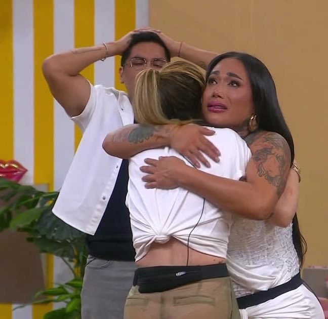 karivalaktorr's tweet photo. Pocas veces se le ha visto a Karina llorar, a ella le cuesta mucho trabajo, pero como lo dijo: 

—“Me encariñe mucho con la J, pero lo más importante es su salud” 😭

Nuestras hienas, se han quedado sin la luz de sus ojos, ahora serán 3/4 🥹

TE QUEREMOS MUCHO ALDIUXXXX✨

#LaCasaDeLosFamososMx 
#TeamKarinaTorres