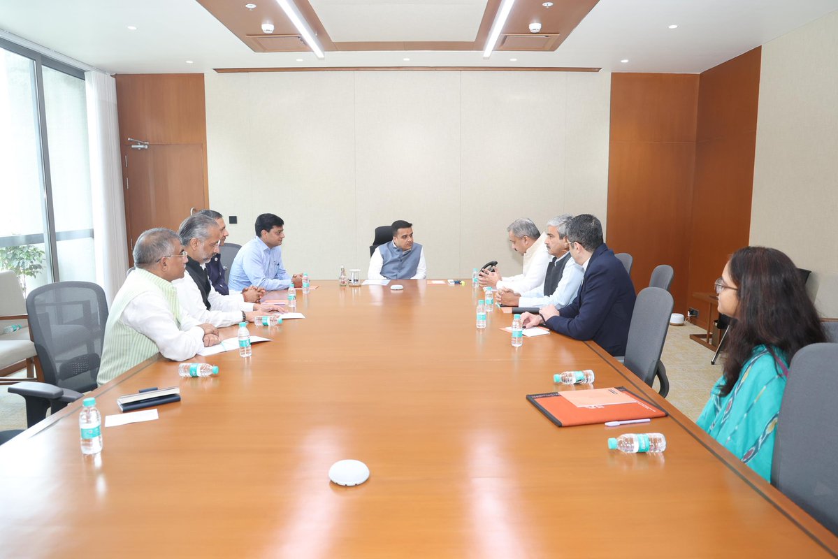 sanghaviharsh's tweet photo. Had a meaningful interaction with the IFS officers of the 2002 and 2003 batches under the Mid-Career Training Programme (MCTP-III).

We discussed governance, public administration, policy priorities and the evolving challenges of effective administration. https://t.co/qahCpThA3V