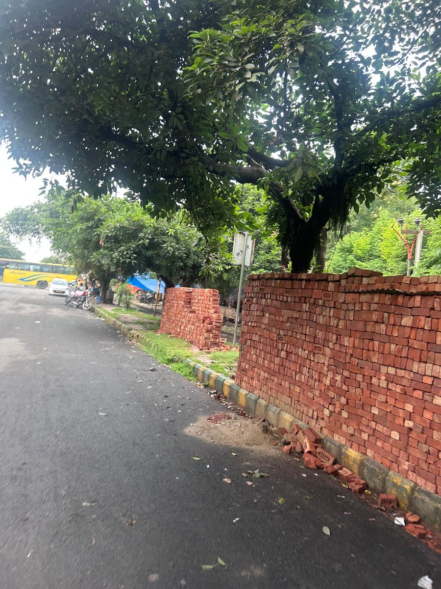 arunverrma's tweet photo. @CeoNoida @noida_authority @dmgbnagar @noidapolice thats how encroachment takes place. In noida sec 62, vishwas marg, a house built in one night over pedestrian footpath. This was not present yesterday but appeared overnight and more construction is going on. https://t.co/BJPBbwKYrT