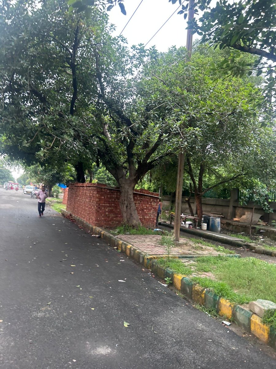 arunverrma's tweet photo. @CeoNoida @noida_authority @dmgbnagar @noidapolice thats how encroachment takes place. In noida sec 62, vishwas marg, a house built in one night over pedestrian footpath. This was not present yesterday but appeared overnight and more construction is going on. https://t.co/BJPBbwKYrT