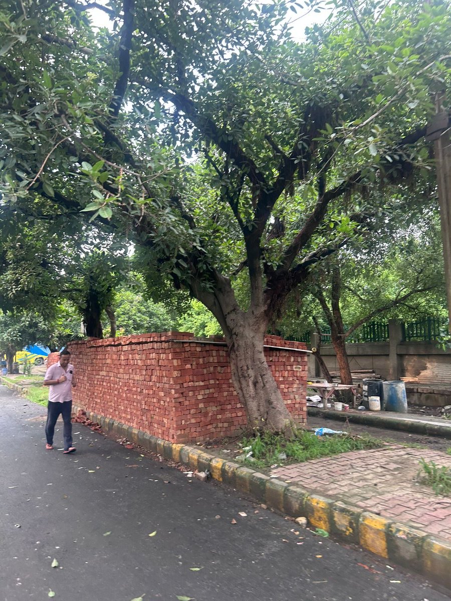 arunverrma's tweet photo. @CeoNoida @noida_authority @dmgbnagar @noidapolice thats how encroachment takes place. In noida sec 62, vishwas marg, a house built in one night over pedestrian footpath. This was not present yesterday but appeared overnight and more construction is going on. https://t.co/BJPBbwKYrT