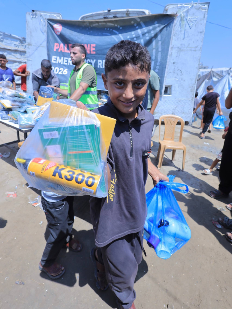 GivinghandAU's tweet photo. From our hands to theirs, every hygiene parcel brings essential supplies to a family facing difficult conditions. 🤍

Giving Hands continues distributing hygiene essentials throughout Gaza.

Support a family in need today.
https://t.co/bSJxo9Vj3Q
#GazaRelief #GivingHands https://t.co/RqbN5KV9sy