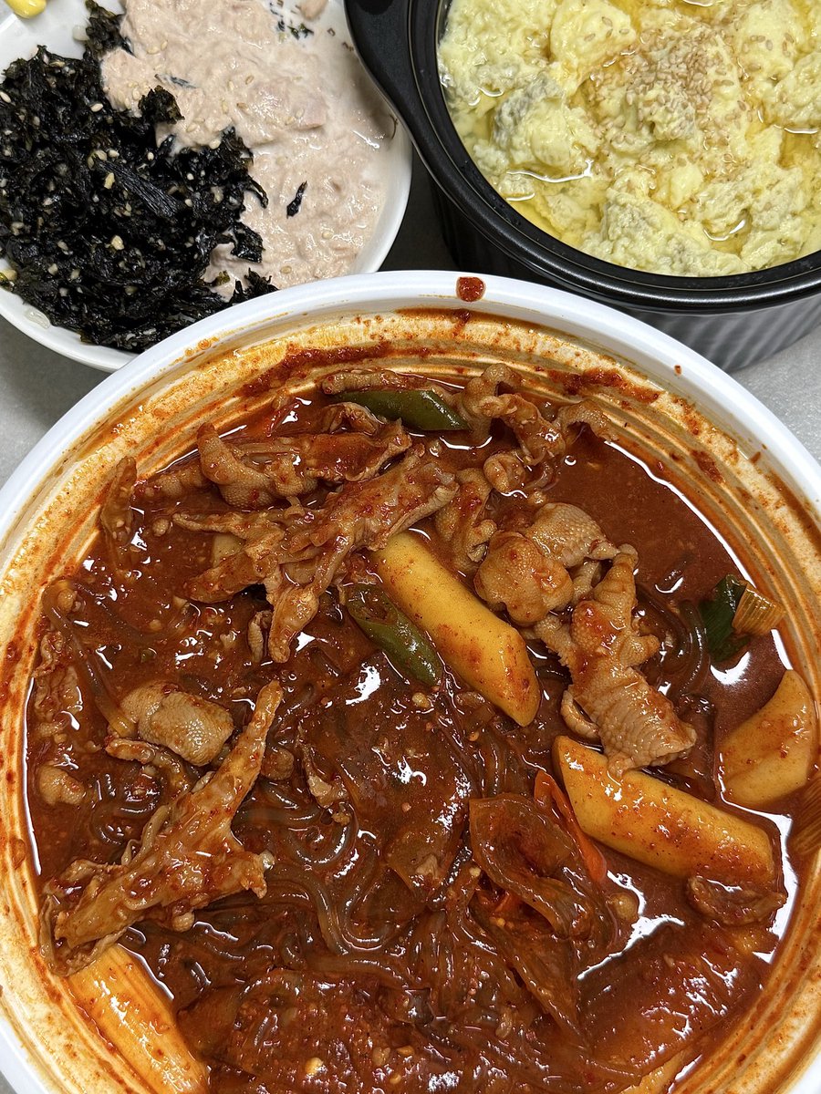 purineatforever's tweet photo. 국물무뼈닭발 계란찜이랑 참치마요 제가 했어요 ㅎㅎ https://t.co/pfvFVdwZLu