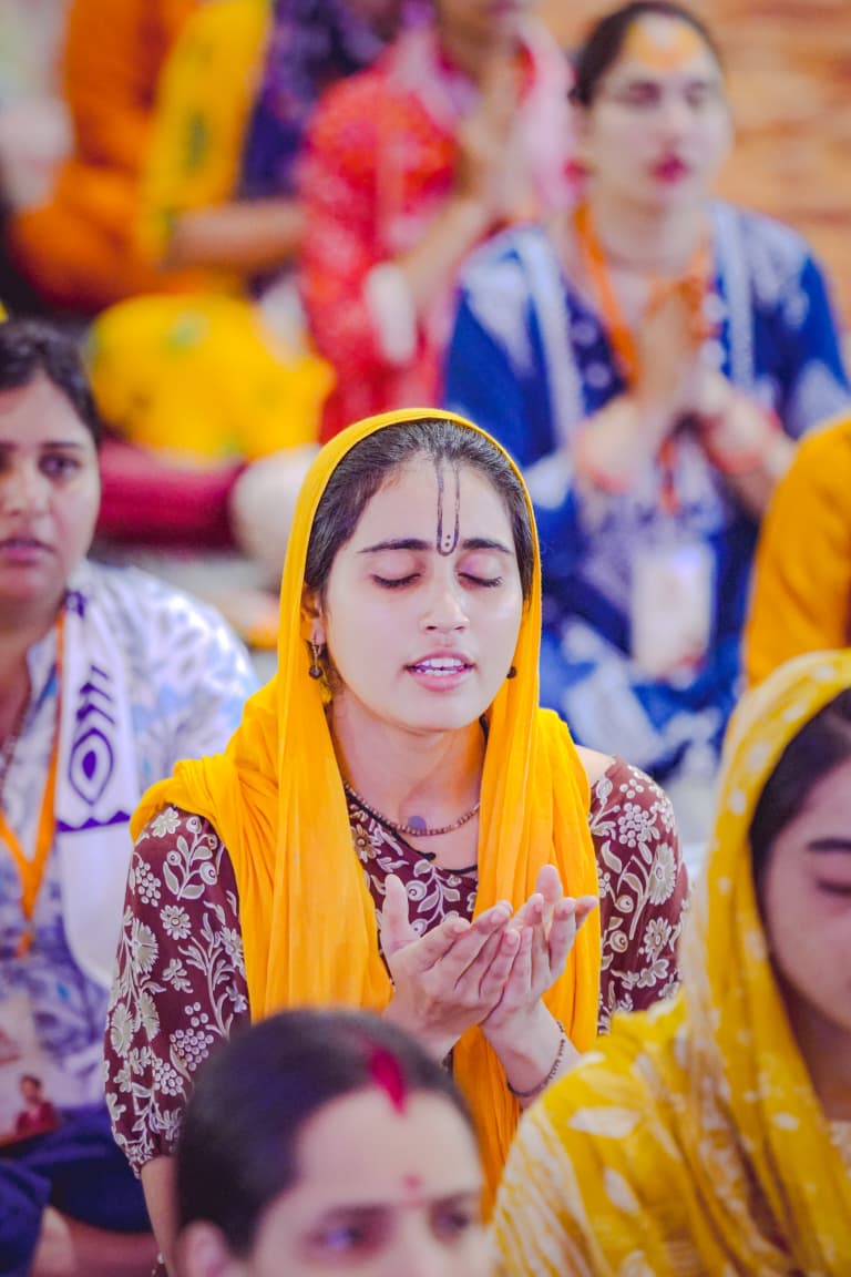 bageshwardham's tweet photo. बागेश्वर धाम पीठ में द्वितीय दिवस आत्म शुद्धि ध्यान शिविर में साधना, ध्यान और आध्यात्मिक ऊर्जा का दिव्य संगम देखने को मिला। शांत वातावरण में एकाग्र मन से साधकों ने भीतर की सकारात्मकता जागृत कर जीवन में नई दिशा और नई प्रेरणा का अनुभव किया। https://t.co/qJTTDQfkdr