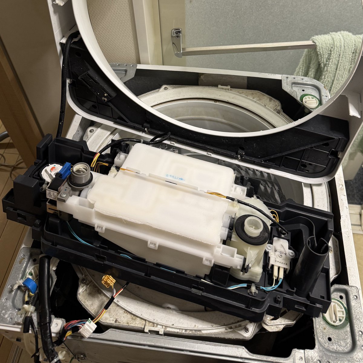 koji_double_u's tweet photo. 家の洗濯機が給水してくれなくなっちゃったので給水弁確認。ゴミが詰まったりしてないのでassy交換へ

ここまでたどり着くの大変だった💦 https://t.co/EMsHhnfHti