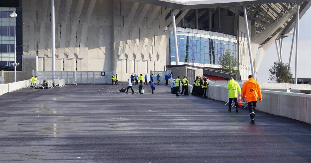 leprogreslyon's tweet photo. 🔴 Samedi, Adam revenait du futsal avec des amis quand une horde s’est précipitée sur eux en proférant des insultes racistes. Sur le parvis du stade, le jeune homme a été frappé à terre à coups de pied. Bilan : une mâchoire fracassée, un nez cassé, des bleus partout et 30 jours d’ITT.
➡️ https://t.co/zIl9MXTUp7