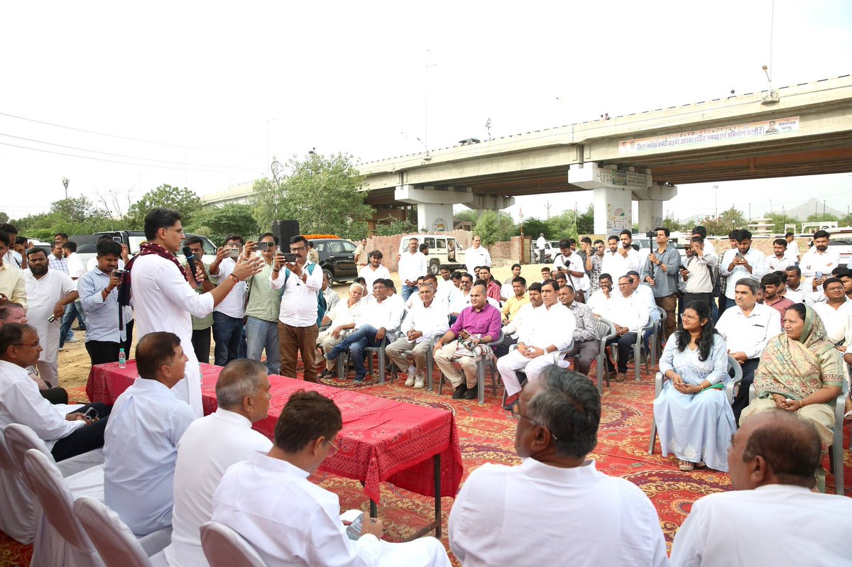 SachinPilot's tweet photo. बाड़मेर जिला कांग्रेस कमेटी के कार्यालय में आयोजित बैठक में नगर निकाय चुनावों के सन्दर्भ में कांग्रेस नेताओं, पदाधिकारियों एवं नगर परिषद बाड़मेर के कांग्रेस प्रत्याशियों के साथ चुनावों की आगामी तैयारियों और रणनीति लेकर सार्थक चर्चा की।

इस दौरान वृक्षारोपण कर पर्यावरण संरक्षण और प्रकृति को बचाने का संदेश दिया।

@Hemaram_INC @UmmedaRamBaytu 
@Barmer_Harish @LaxmanGodaraINC