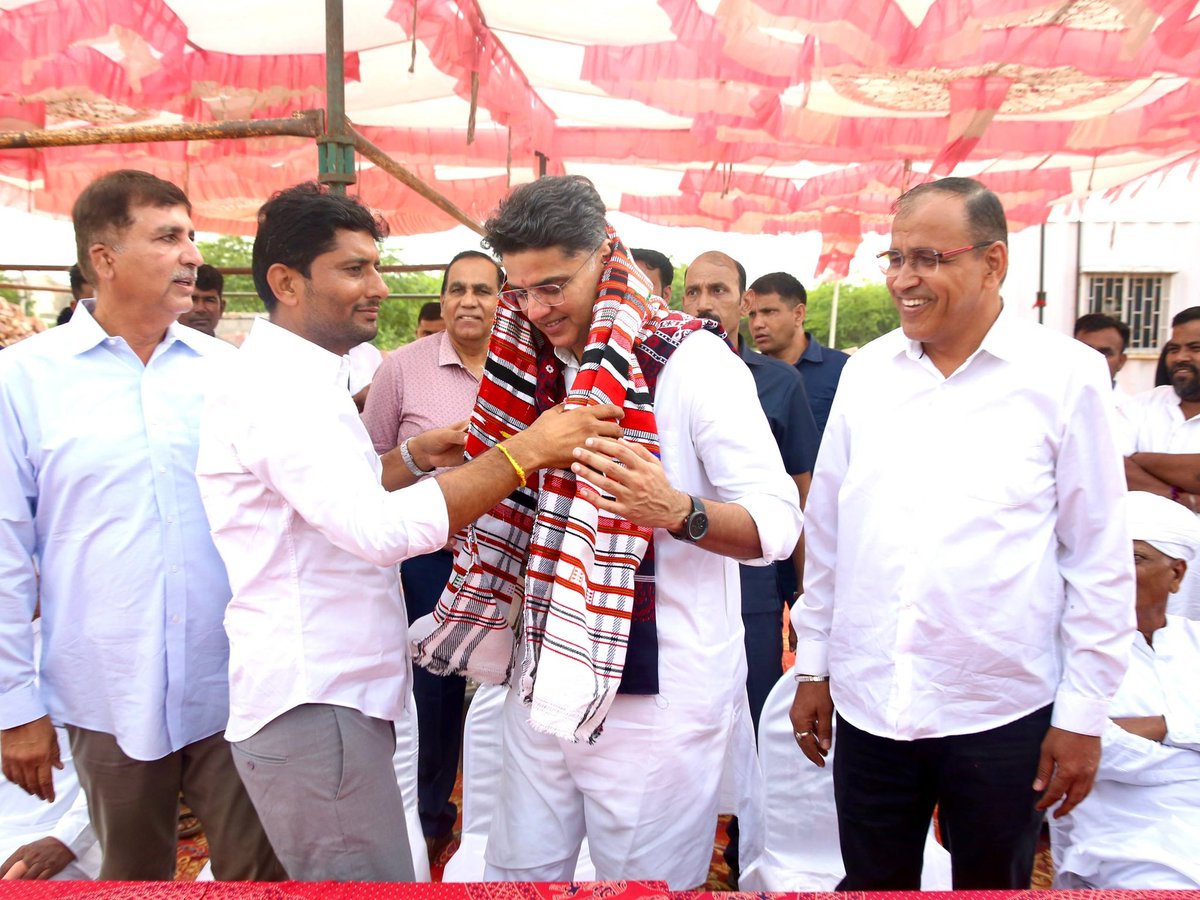 SachinPilot's tweet photo. बाड़मेर जिला कांग्रेस कमेटी के कार्यालय में आयोजित बैठक में नगर निकाय चुनावों के सन्दर्भ में कांग्रेस नेताओं, पदाधिकारियों एवं नगर परिषद बाड़मेर के कांग्रेस प्रत्याशियों के साथ चुनावों की आगामी तैयारियों और रणनीति लेकर सार्थक चर्चा की।

इस दौरान वृक्षारोपण कर पर्यावरण संरक्षण और प्रकृति को बचाने का संदेश दिया।

@Hemaram_INC @UmmedaRamBaytu 
@Barmer_Harish @LaxmanGodaraINC