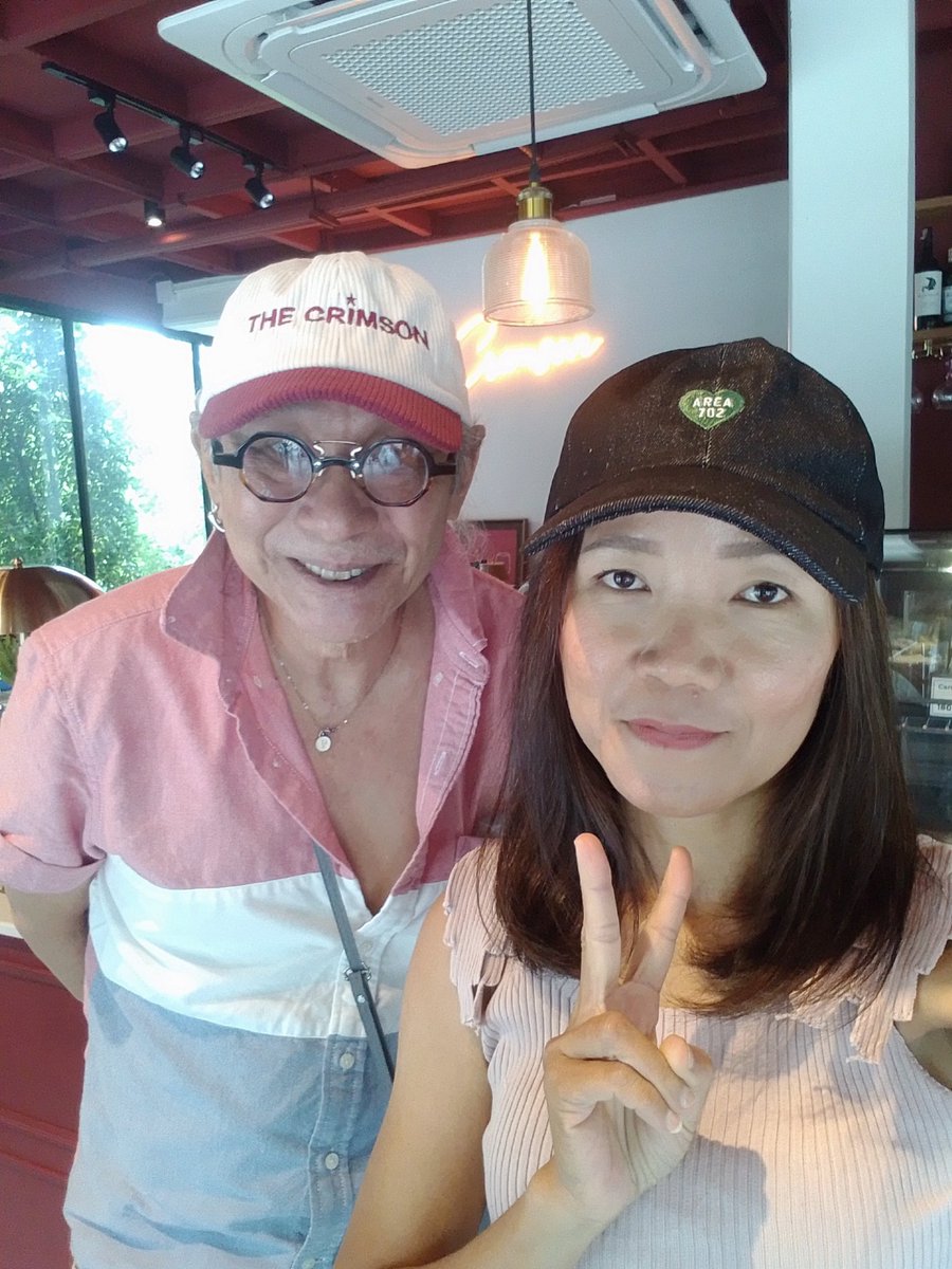 nokytiya702's tweet photo. หมวกคูมพ่อสวยจัง
เจอคุณพ่อหน่อยกับคุณแอ๋ม อวยพรวันเกิดให้นุชด้วย เป็นวันที่ดีมากวันนึง🥰🥰 เจอคุณพ่อก่อน แล้วคุณแอ๋มเดินตามมา คุณพ่อเรียกคุณแอ๋มบอกว่าวันนี้วันเกิดหลาน ในใจคือแบบห๊ะ!! หลาน😅 พ่อนี่ลูกไภ้เอง พ่อให้ของขวัญวันเกิดด้วยอ่ะ งื้อออออ😍🥰
#ป๊กผลิตโชค https://t.co/fOOzUCbvEM