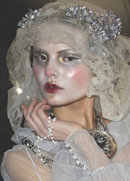 archive09_jpeg's tweet photo. “Ghost brides”
John Galliano autumn/winter 2009.
Makeup by Pat McGrath. https://t.co/cy369Ar80G