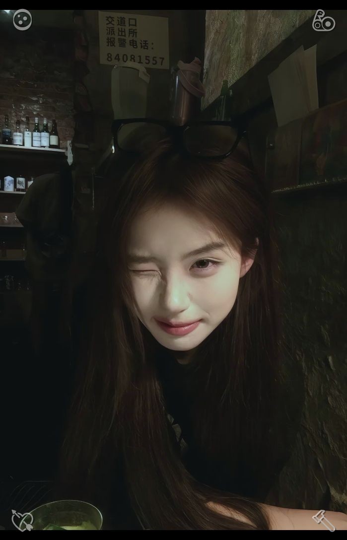 ninxy_'s tweet photo. 🦚A cat perched on the sill.A fully ripened tomato.She let out a soft laugh, hardly taken aback—cats never failed to follow their own whims, on their own schedule, and that trait was something she genuinely looked up to, often wishing she could embrace the same carefree spirit. https://t.co/NWSHaPY7vu